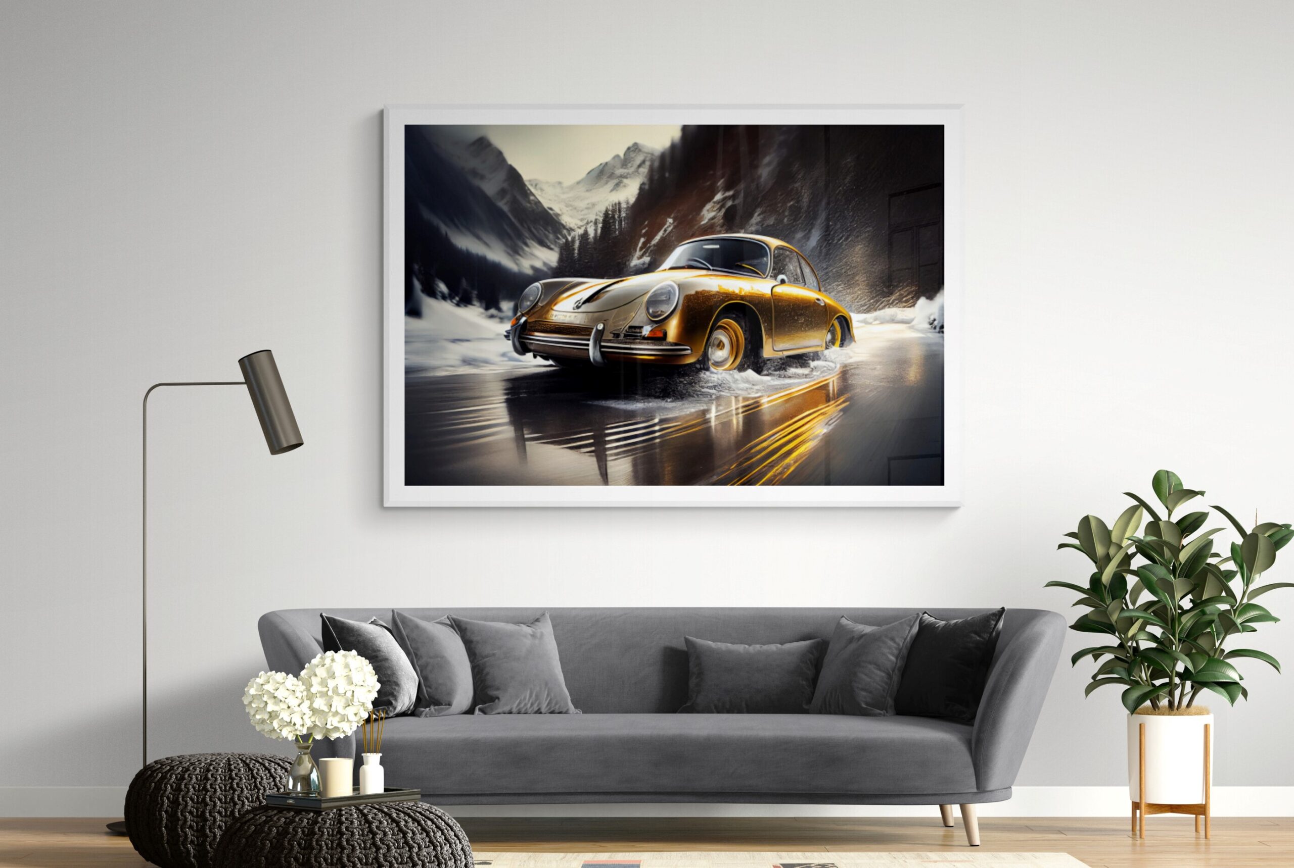 Foto af maleri af en gylden Porsche der hænger over en sofa.